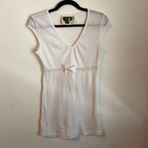 Ribbed V neck tee with bow detail under the bust